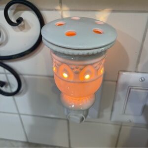 Scentsy Wax Warmer  Plug-In   Nightlight